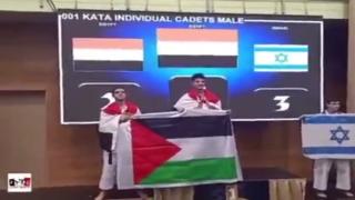 ابطال مصر يرفعون العلم الفلسطيني في مشهد ناريخي